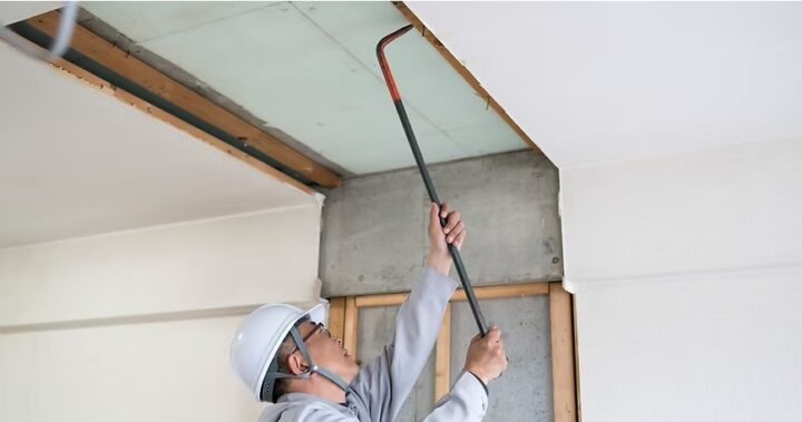 建物内部の解体作業<br>手作業による分別からスタート